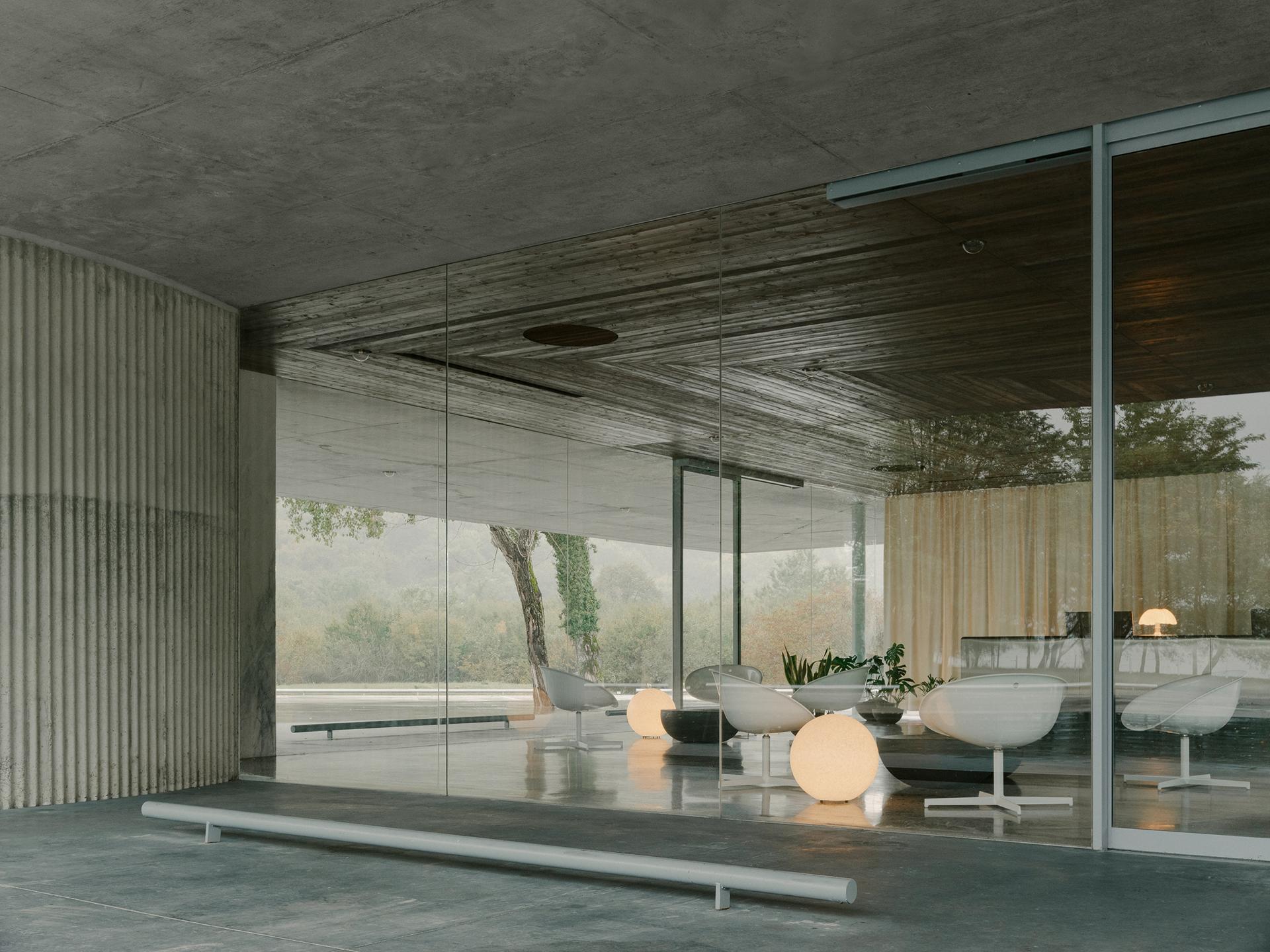 ყვარელი ლეიქ რეზორთის სტუმრების მიმღები პავილიონი © Grigory Sokolinsky